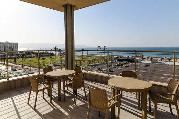 מרפסת עם נוף לים